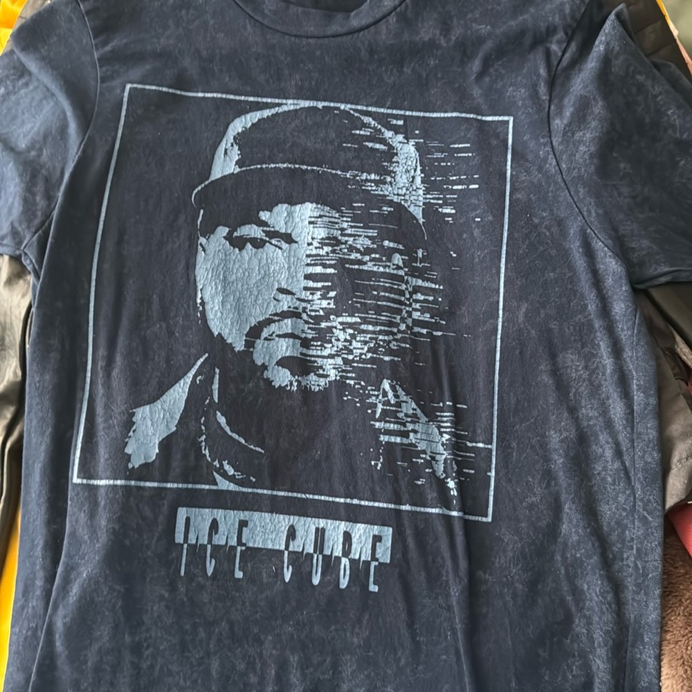 Tshirt. Ice cube. Size small